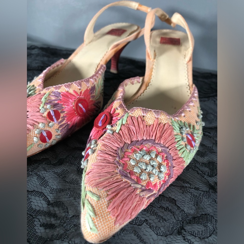 Oscar by Oscar de la Renta embroidered floral sling back kitten heels - Picture 2 of 8